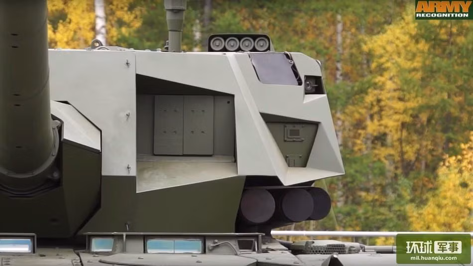 Xe tăng chiến đấu T-14 Armata Nga vừa trưng bày trạng thái tĩnh ở Hội chợ quốc phòng Nga 2015 (nguồn báo Hoàn Cầu, Trung Quốc)