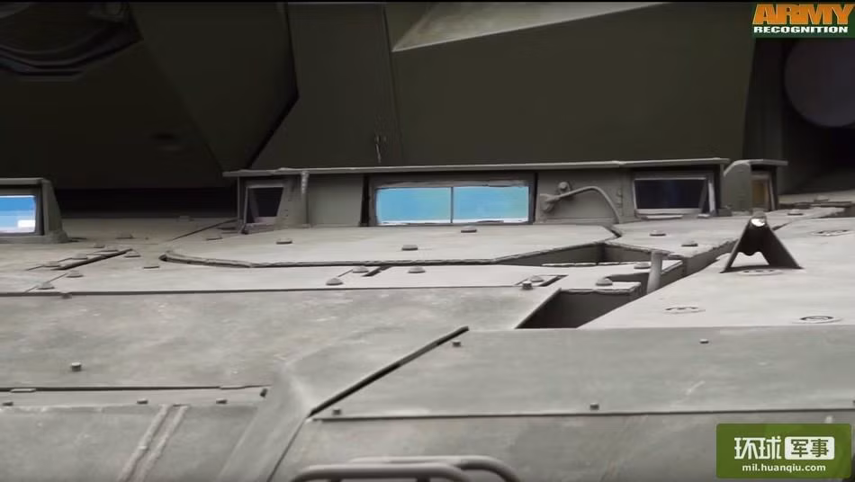Xe tăng chiến đấu T-14 Armata Nga vừa trưng bày trạng thái tĩnh ở Hội chợ quốc phòng Nga 2015 (nguồn báo Hoàn Cầu, Trung Quốc)