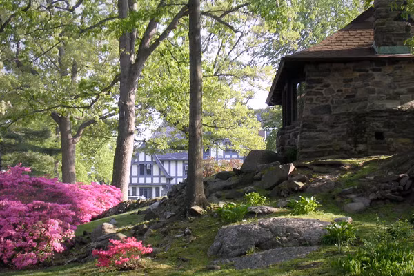 Danh hiệu đắt đỏ nhất thuộc về trường "Sarah Lawrence College" - Bronxville, New York. Ổi ôi, "Thiệt hại" nặng nề quá: $ 56.420/ năm. Danh hiệu đắt đỏ nhất thuộc về trường "Sarah Lawrence College" - Bronxville, New York. Ổi ôi, "Thiệt hại" nặng nề quá: $ 56.420/ năm.