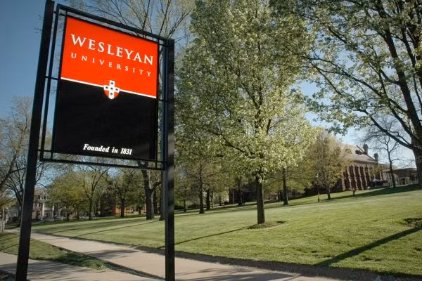 Wesleyan University - Middletown, Conn. Tổng chi phí chỉ "khiêm tốn" thế này thui: $ 53.406/ năm. Gương mặt "đình đám" từng là học sinh của trường: đạo diễn Michael Bay, Southwest Airlines đồng sáng lập Herb Kelleher và Harrah Entertainment Giám đốc điều hành Gary Loveman. Wesleyan University - Middletown, Conn. Tổng chi phí chỉ "khiêm tốn" thế này thui: $ 53.406/ năm. Gương mặt "đình đám" từng là học sinh của trường: đạo diễn Michael Bay, Southwest Airlines đồng sáng lập Herb Kelleher và Harrah Entertainment Giám đốc điều hành Gary Loveman.