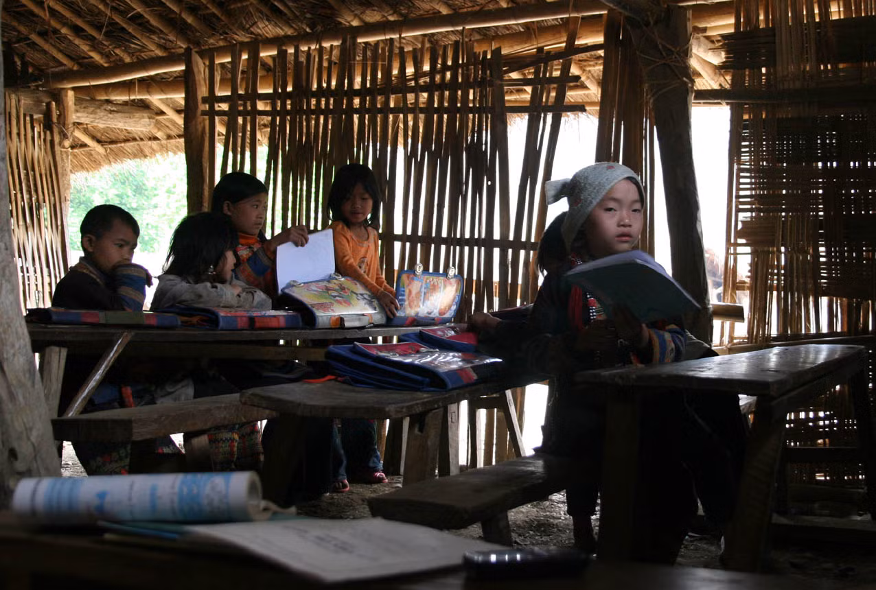 Và những chiếc cặp mới ở “lớp học gió” xã Mù Sang (Phong Thổ- Lai Châu) mới được một tổ chức từ thiện tặng như một sự trang điểm lệch lạc cho lớp học này