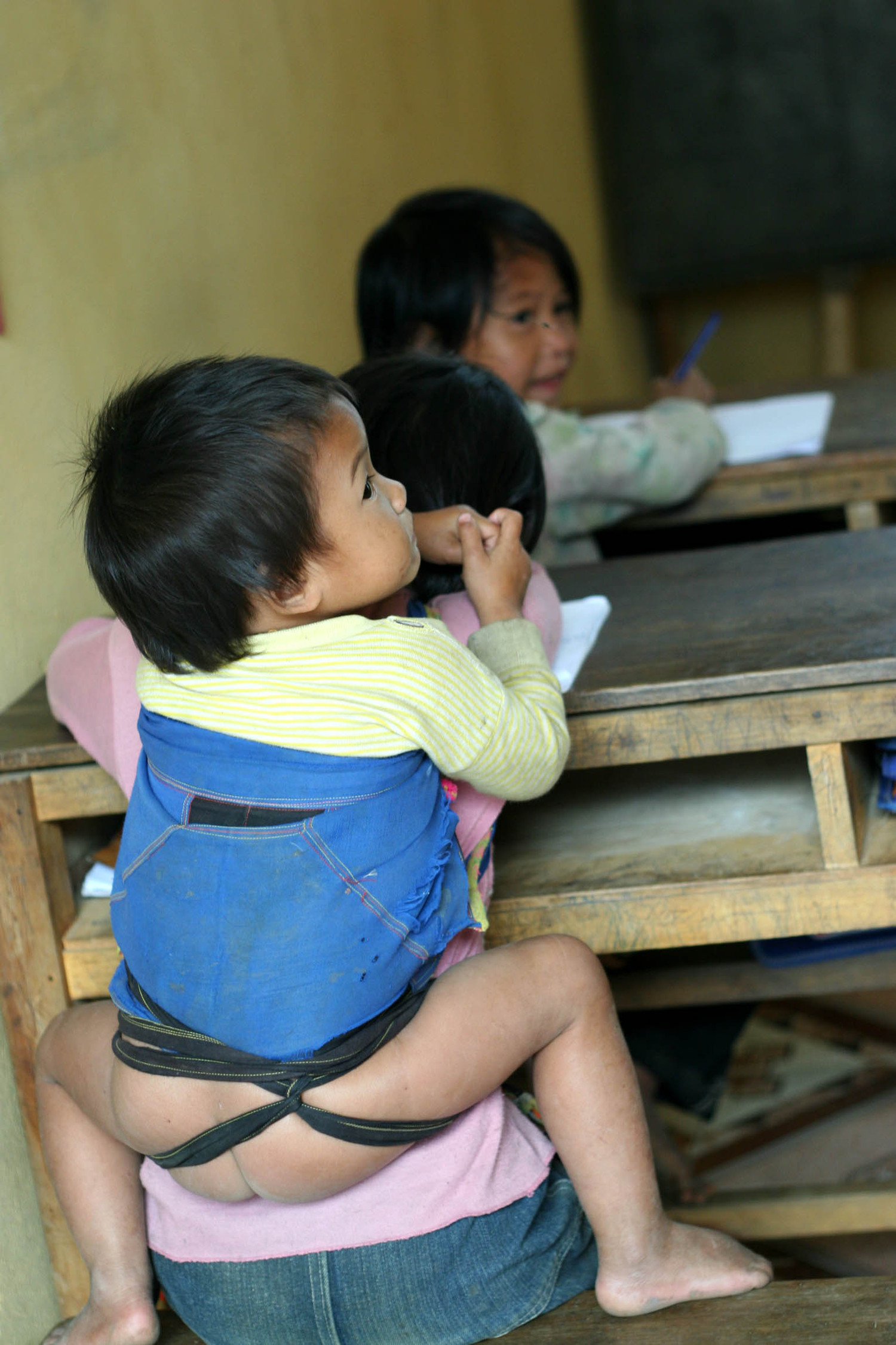 Và có khi phải cõng cả em đến “lớp học gió”