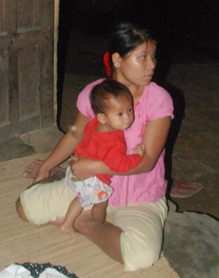 Mới 16 tuổi, Phạm Thị Trôn đã lấy chồng và có con gần 1 tuổi.