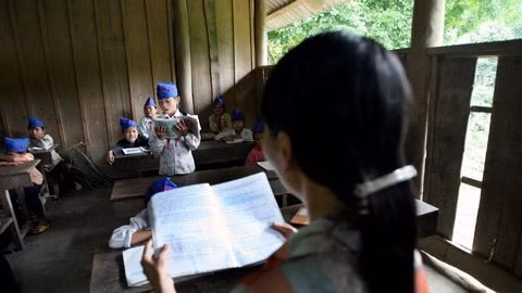 Không ít hôm, cô giáo Thuận phải trông con trong khi vừa dạy học. Nhưng không vì thế mà ảnh hưởng đến chất lượng dạy và học của lớp 5A.