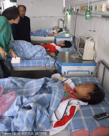 Ba học sinh đang được cấp cứu tại bệnh viện Ba học sinh đang được cấp cứu tại bệnh viện