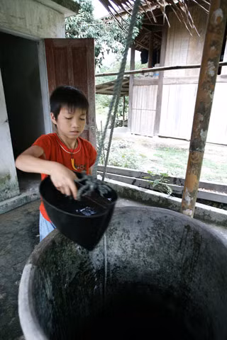 Nước dùng nấu nướng xin ở giếng một gia đình trong bản. Nước dùng nấu nướng xin ở giếng một gia đình trong bản.