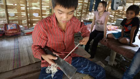 Bạn Hà Văn Dân lớp 7A luôn là người làm những việc như vót đũa ăn, đan lát các vật dụng cho cả nhóm. Bạn Hà Văn Dân lớp 7A luôn là người làm những việc như vót đũa ăn, đan lát các vật dụng cho cả nhóm.