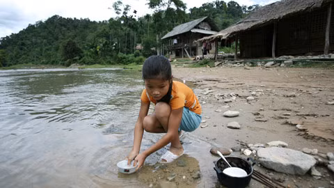 Dòng suối Nậm Hinh là nơi tắm giặt, rửa chén bát… Dòng suối Nậm Hinh là nơi tắm giặt, rửa chén bát…