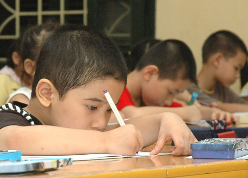 Bàn ghế ngồi học không tương thích với kích thước của cơ thể dẫn đến vẹo cột sống, gù lưng, cận thị...