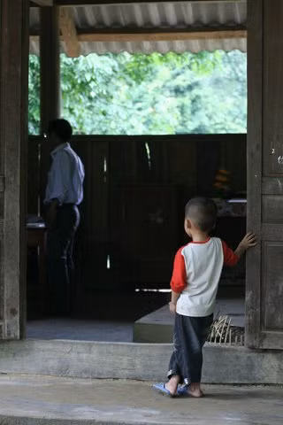 Rồi ghé thăm lớp học kế bên.