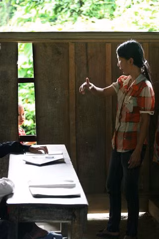 Mỗi lần phát hiện bé An nhòm qua khe, mẹ Thuận lúc thì nhắc nhở con bằng biện pháp cứng rắn...