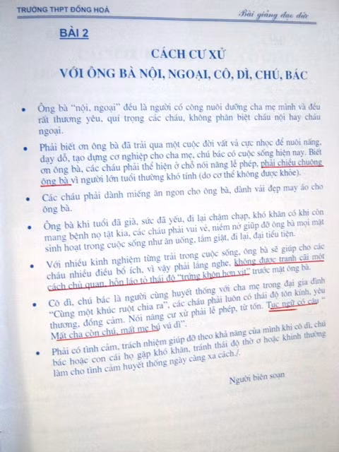 Bố cục của mỗi bài lộn xộn, cách hành văn và ngôn ngữ thiếu chuẩn mực, sai kiến thức cơ bản