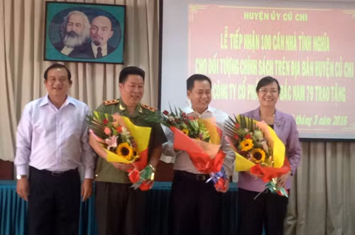 Trung tướng Bùi Văn Thành và đại diện nhà tài trợ Phan Văn Anh Vũ, Chủ tịch HĐQT Công ty Cổ phần Nova Bắc Nam 79 nhận hoa thay cho lời cảm ơn sâu sắc của nhân dân Củ Chi