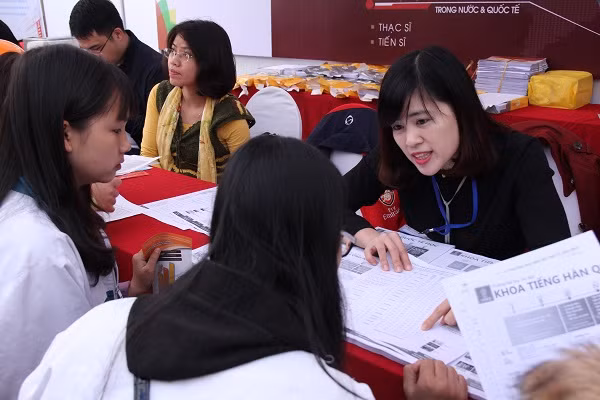 Năm nay mỗi em chỉ có 1 giấy chứng nhận kết quả thi buộc thí sinh phải mạo hiểm (Ảnh: Thùy Linh)