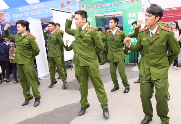 Học viên Học viện Cảnh sát nhảy dân vũ tại khu vực tư vấn tuyển sinh của trường (Ảnh: Thùy Linh) Học viên Học viện Cảnh sát nhảy dân vũ tại khu vực tư vấn tuyển sinh của trường (Ảnh: Thùy Linh)