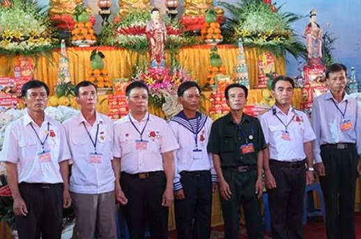 Anh Thoa (thứ 2 từ phải qua trái) cùng các cựu binh Gạc Ma được mời vào dự đêm đấu giá tranh “Gạc Ma – Vòng Tròn Bất Tử” và Đại Lễ Tưởng Niệm – Cầu siêu 64 Liệt sĩ Gạc Ma tại chùa Vĩnh Nghiêm ngày 22/7/2015. (Ảnh; Trọng Quân)