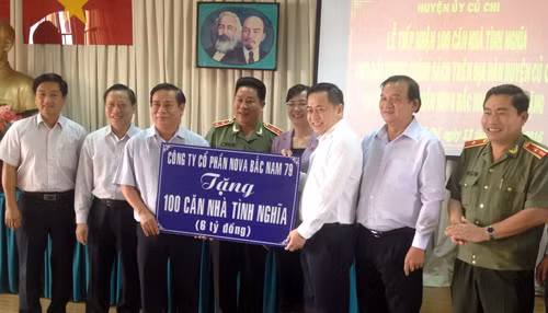 Ông Phan Văn Anh Vũ, Chủ tịch HĐQT Công ty Cổ phần Nova Bắc Nam 79 trao tặng món quà 100 căn nhà tình nghĩa (trị giá 6 tỷ đồng) cho huyện Củ Chi