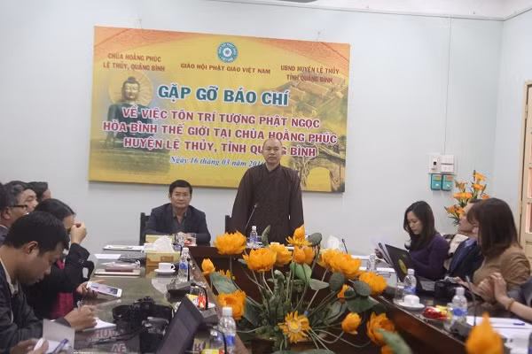 Thượng tọa Thích Đức Thiện thông tin với báo chí về tôn trí tượng Phật Ngọc hòa bình thế giới tại chùa Hoằng Phúc. (Ảnh: Thùy Linh) Thượng tọa Thích Đức Thiện thông tin với báo chí về tôn trí tượng Phật Ngọc hòa bình thế giới tại chùa Hoằng Phúc. (Ảnh: Thùy Linh)