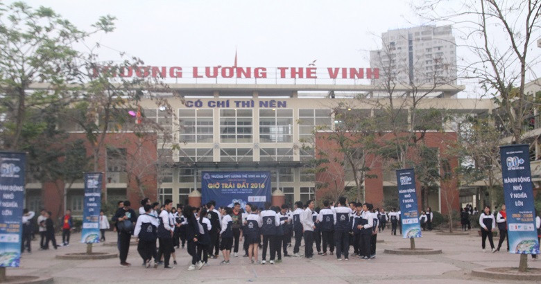 Thầy và trò trường THPT Lương Thế Vinh hưởng ứng Chiến dịch Giờ Trái Đất 2016