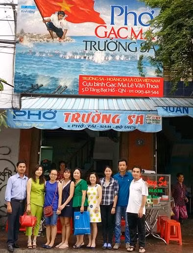 Cựu binh Gạc Ma Lê Minh Thoa (ngoài cùng bên phải) cùng anh em công ty sách First News – Trí Việt trong ngày khai trương quán phở Gạc Ma – Trường Sa tại 5D Tăng Bạt Hổ, Qui Nhơn, Bình Định (Ảnh : Quang Lâm)