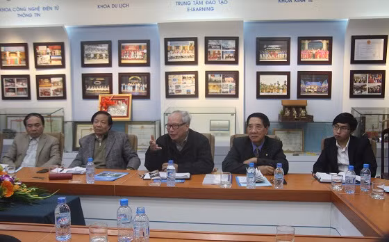 TS Lê Viết Khuyến (ngồi giữa), Trưởng ban Hỗ trợ chất lượng giáo dục Đại học – Hiệp hội các trường Đại học, Cao đẳng Việt Nam nêu ý kiến (Ảnh: Thùy Linh) TS Lê Viết Khuyến (ngồi giữa), Trưởng ban Hỗ trợ chất lượng giáo dục Đại học – Hiệp hội các trường Đại học, Cao đẳng Việt Nam nêu ý kiến (Ảnh: Thùy Linh)