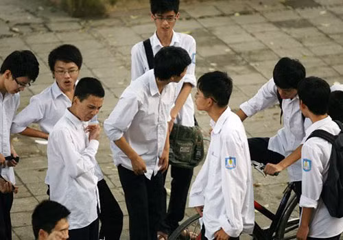 Đồng tiền đã làm tình cảm thầy trò thêm xa cách ảnh 2 Đồng tiền đã làm tình cảm thầy trò thêm xa cách ảnh 2