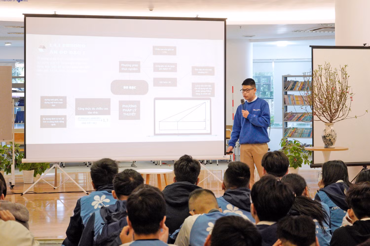 Học sinh tổ chức báo cáo dự án toàn khối 10 và đưa ra những bài học đúc rút từ dự án.