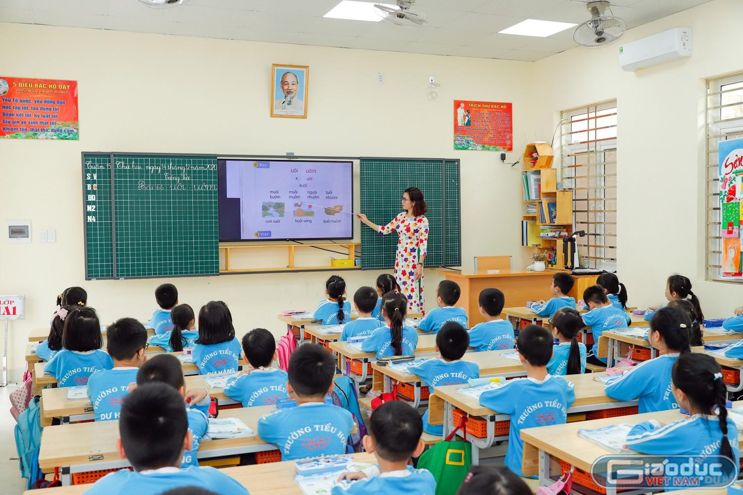 Cán bộ quản lý giáo dục tại Hải Phòng vui mừng khi thành phố có Nghị quyết quy định các khoản thu dịch vụ, hỗ trợ hoạt động giáo dục (Ảnh: Lã Tiến)