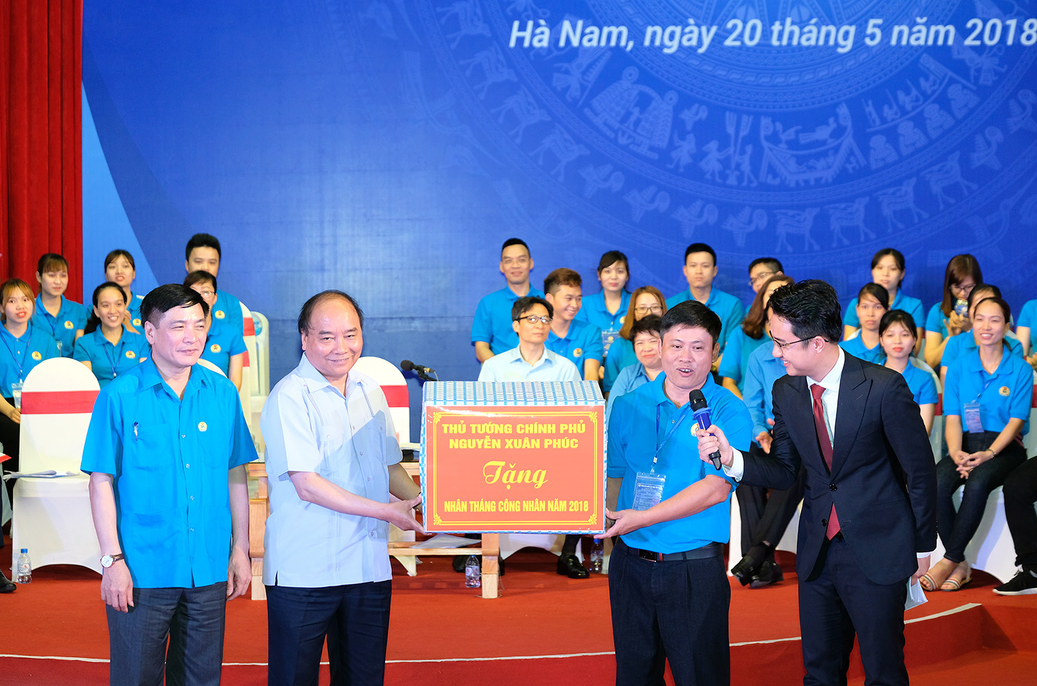 Thủ tướng tặng máy tính cho công nhân. (Ảnh: VGP) Thủ tướng tặng máy tính cho công nhân. (Ảnh: VGP)