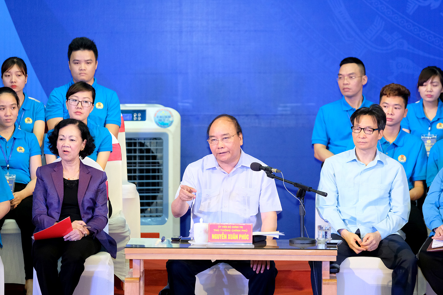 Thủ tướng Nguyễn Xuân Phúc đối thoại với công nhân. (Ảnh: VGP) Thủ tướng Nguyễn Xuân Phúc đối thoại với công nhân. (Ảnh: VGP)