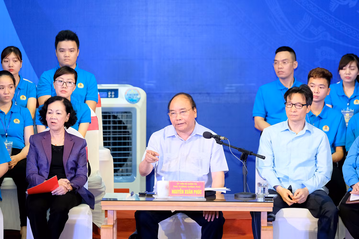 Thủ tướng Nguyễn Xuân Phúc đối thoại với công nhân. (Ảnh: VGP)