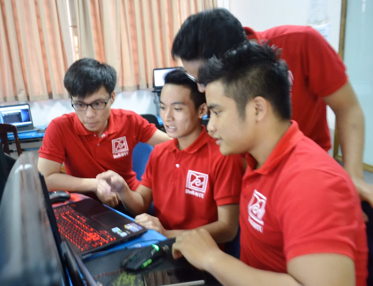 Các thành viên đội Buff – DTU2 cũng lên phương án luyện tập của riêng mình. (Ảnh: An Nguyên) Các thành viên đội Buff – DTU2 cũng lên phương án luyện tập của riêng mình. (Ảnh: An Nguyên)