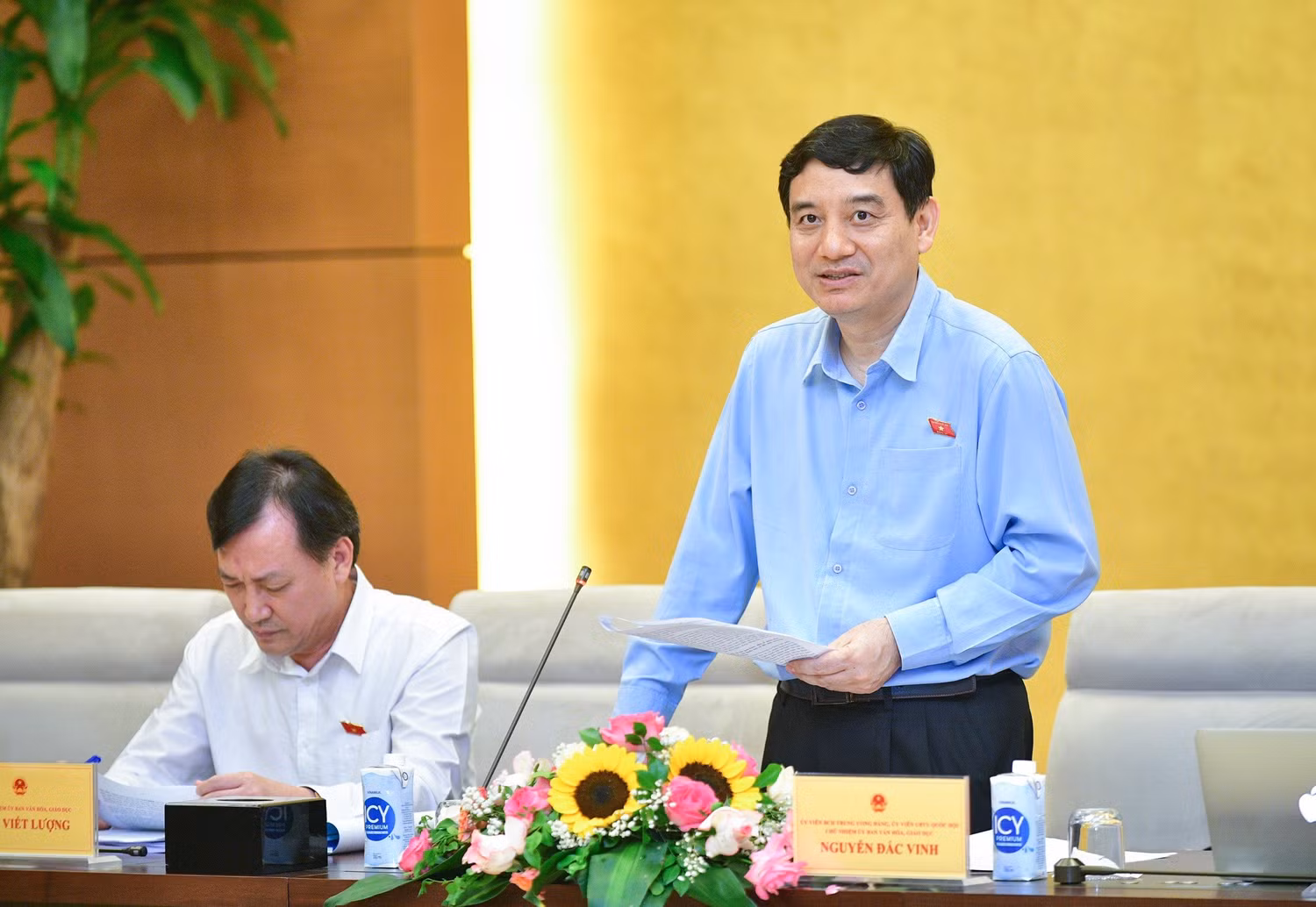 Chủ nhiệm Uỷ ban Văn hoá, Giáo dục của Quốc hội Nguyễn Đắc Vinh phát biểu tại phiên họp (ảnh: Bộ Giáo dục và Đào tạo)
