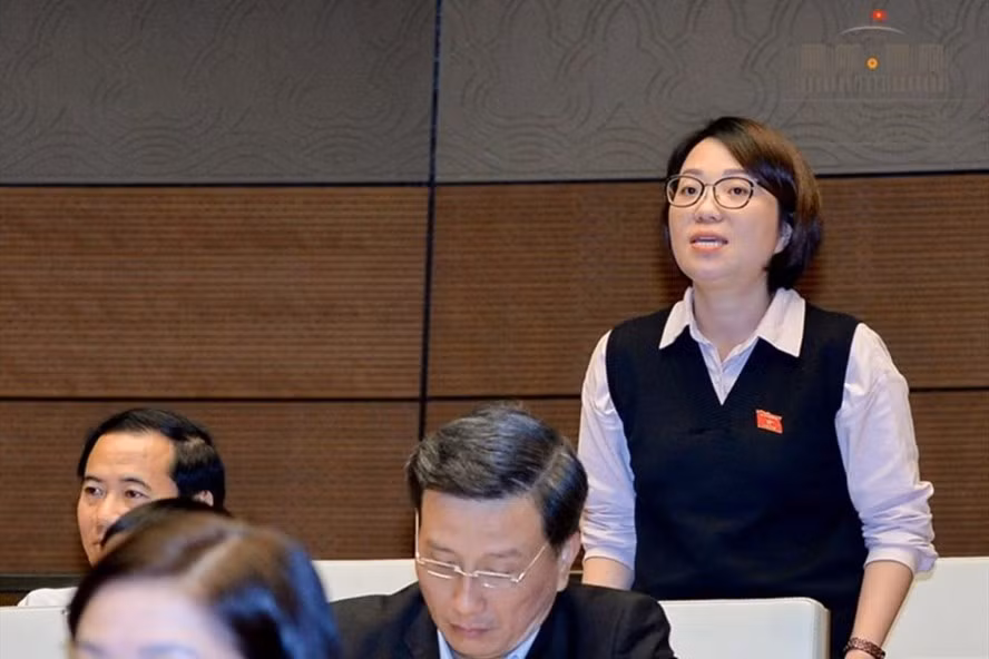 Theo đại biểu Phạm Thị Minh Hiền (đoàn Phú Yên) : "Những biệt thự, biệt phủ vẫn sừng sững và nhiều "củi tươi", "củi khô" vẫn an toàn sau những ồn ào, gây bức xúc xã hội". Ảnh: quochoi.vn