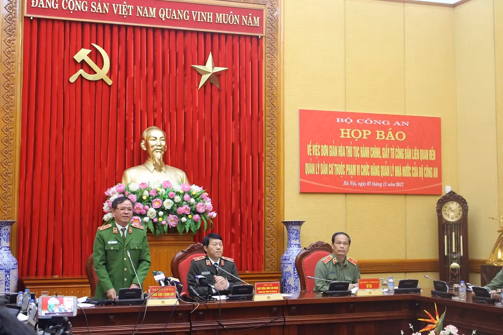 Theo thông tin từ Bộ Công an "Bỏ sổ hộ khẩu" chỉ là đổi mới quản lý dân cư bằng công nghệ thông tin (Ảnh: Lại Cường)