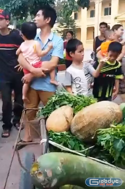 Thực phẩm bẩn tuồn vào trường tiểu học Lý Nhân, huyện Vĩnh Tường, Vĩnh Phúc (ảnh chụp từ clip).