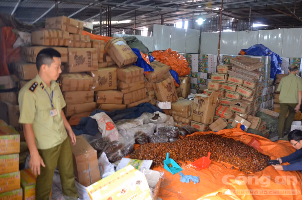 Mứt, một trong những mặt hàng tiểm ẩn nguy cơ lớn cho người tiêu dùng (Ảnh: CATP) Mứt, một trong những mặt hàng tiểm ẩn nguy cơ lớn cho người tiêu dùng (Ảnh: CATP)
