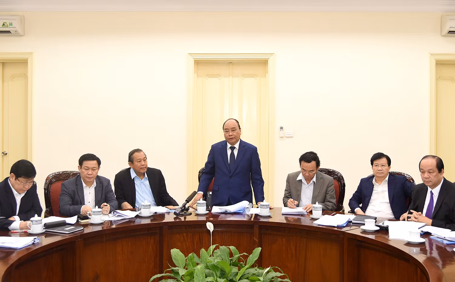 Còn hiện tượng đề bạt, cất nhắc người nhà, người quen... dù không đủ tiêu chuẩn ảnh 2