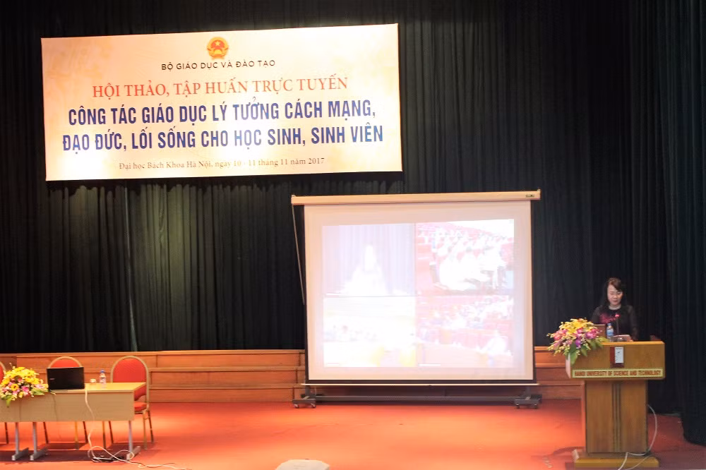 Nhà giáo ưu tú, Tiến sĩ Nguyễn Thị Nghĩa, Thứ trưởng Bộ Giáo dục và Đào tạo phát biểu khai mạc (Ảnh: Lại Cường)
