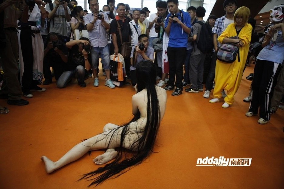 Ngày 18/7, tại sự kiện triển lãm hội họa truyện tranh lần thứ 4 tại Thâm Quyến, một cô gái trẻ khỏa thân vào vai một ma nữ tóc dài... Ngày 18/7, tại sự kiện triển lãm hội họa truyện tranh lần thứ 4 tại Thâm Quyến, một cô gái trẻ khỏa thân vào vai một ma nữ tóc dài...