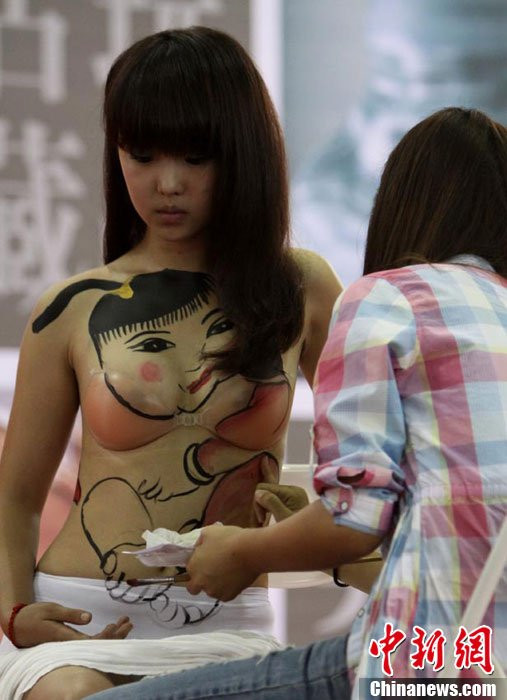 Triển lãm body painting truyền thống Trường Xuân lần thứ 7 năm 2012 với sự xuất hiện của các cô người mẫu trẻ bán khỏa thân ngồi bất động cho các họa sĩ cầm cọ thỏa sức sáng tạng trên làn da của họ và thu hút nhiều ánh nhìn của khách thăm quan triển lãm. 300 hiện vật liên quan đến văn hóa tính dục Triển lãm body painting truyền thống Trường Xuân lần thứ 7 năm 2012 với sự xuất hiện của các cô người mẫu trẻ bán khỏa thân ngồi bất động cho các họa sĩ cầm cọ thỏa sức sáng tạng trên làn da của họ và thu hút nhiều ánh nhìn của khách thăm quan triển lãm. 300 hiện vật liên quan đến văn hóa tính dục