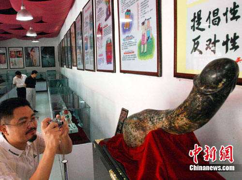 Trong ngày 16/8 rơi vào Lễ Thất Tịch truyền thống của người Trung Quốc, một bảo tàng văn hóa tính dục ở tỉnh Hà Bắc đã cho trưng bày hơn 300 hiện vật liên quan đến văn hóa tính dục và truyền thuyết Ngưu Lang – Chức Nữ. Trong ngày 16/8 rơi vào Lễ Thất Tịch truyền thống của người Trung Quốc, một bảo tàng văn hóa tính dục ở tỉnh Hà Bắc đã cho trưng bày hơn 300 hiện vật liên quan đến văn hóa tính dục và truyền thuyết Ngưu Lang – Chức Nữ.
