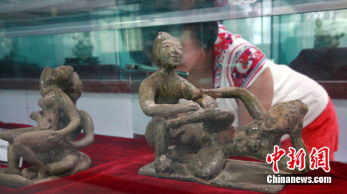 Tại đây trưng bày nhiều hiện vật bằng nhiều chất liệu mà khách thăm quan (người trưởng thành) mới thoáng nhìn cũng đủ nóng bừng mặt. Tại đây trưng bày nhiều hiện vật bằng nhiều chất liệu mà khách thăm quan (người trưởng thành) mới thoáng nhìn cũng đủ nóng bừng mặt.