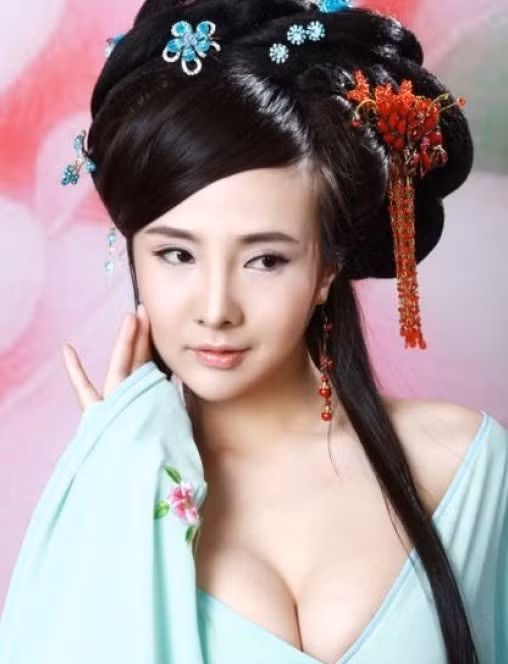 Khi được hỏi liệu những bức hình này có làm người khác liên tưởng đến những suy nghĩ tiêu cực không thì Can Lộ Lộ gay gắt chỉ trích: “Tôi không biết người đời tại sao lại có cái nhìn dơ bẩn đến như vậy, tôi chỉ là một cô gái trong trắng thuần khiết nên không bao giờ có những suy nghĩ nhơ nhớp đồi trụy đến như vậy”.