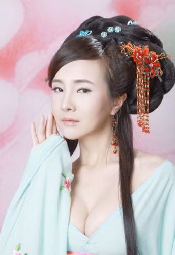 Can Lộ Lộ còn tiết lộ một cách đắc ý rằng, “trong quá trình chụp hình bộ ảnh này, những nhiếp ảnh gia nhìn tôi mà cứ ngỡ là một nàng tiên và nhìn không chớp mắt”.