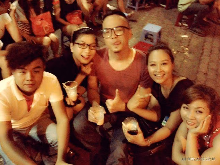 Các thành viên trong đội xả xì trét với cà phê vỉa hè như thế này.