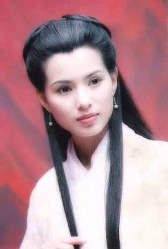 Tiểu Long nữ do Lý Nhược Đồng đóng trong phim “Thần điêu đại hiệp” 1995. Đã có rất nhiều những Tiểu Long nữ qua các bản phim khác nhau, thế nhưng trong lòng nhiều người hâm mộ truyện kiếm hiệp Kim Dung thì nàng Tiểu Long Nữ duy nhất với họ chính là Lý Nhược Đồng. Tiểu Long nữ do Lý Nhược Đồng đóng trong phim “Thần điêu đại hiệp” 1995. Đã có rất nhiều những Tiểu Long nữ qua các bản phim khác nhau, thế nhưng trong lòng nhiều người hâm mộ truyện kiếm hiệp Kim Dung thì nàng Tiểu Long Nữ duy nhất với họ chính là Lý Nhược Đồng.