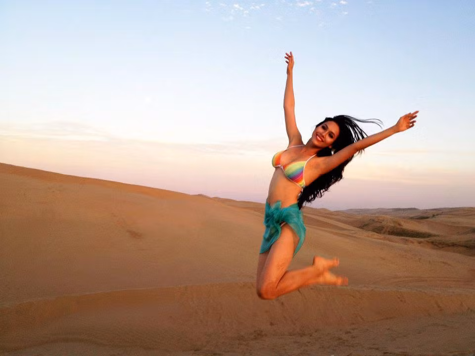 Hoàng My tạo dáng ở sa mạc Nội Mông. Ảnh: Facebook Miss World - Vietnam. Hoàng My tạo dáng ở sa mạc Nội Mông. Ảnh: Facebook Miss World - Vietnam.
