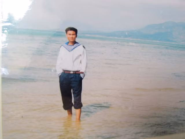 Trên bãi biển trong căn cứ Cam Ranh, trước lúc ra đảo chìm công tác. Ảnh nhà báo Mai Thanh Hải chụp lại từ gia đình liệt sĩ Hoàng Đặng Hùng.