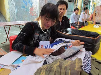 Những giọt nước mắt, nỗi đau quặn thắt của mẹ liệt sĩ Hùng - Trung tá Nguyễn Thị Thúy khi ôm chặt những di vật của đứa con trai duy nhất của mình vào lòng...
